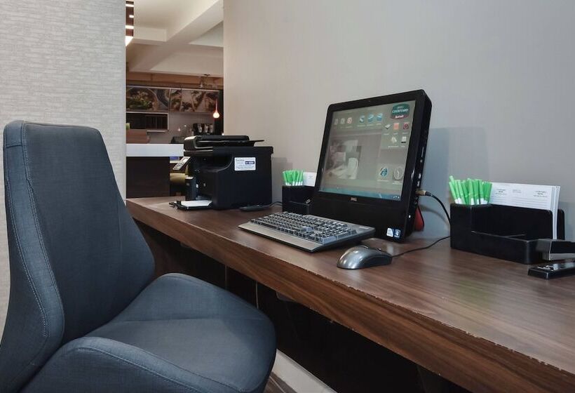 Отель Courtyard By Marriott Charlotte Lake Norman