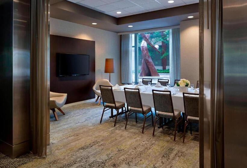 فندق Courtyard Grand Rapids Downtown