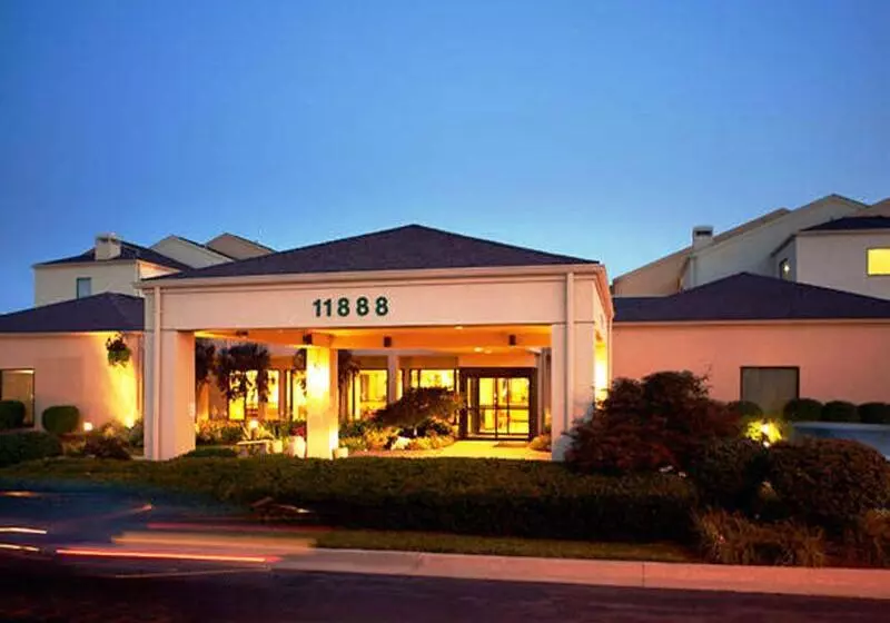 Отель Courtyard St. Louis Westport Plaza