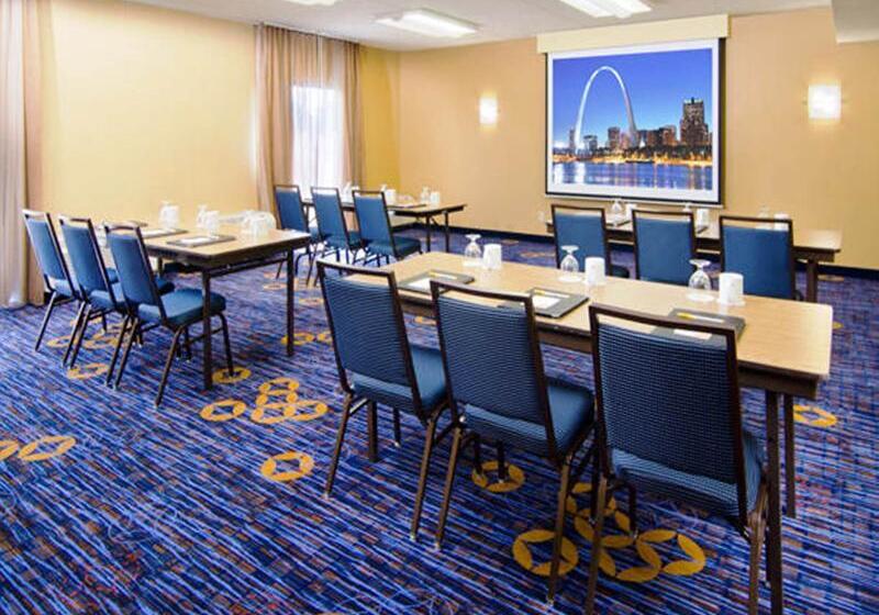 בית מלון כפרי Courtyard St. Louis Westport Plaza