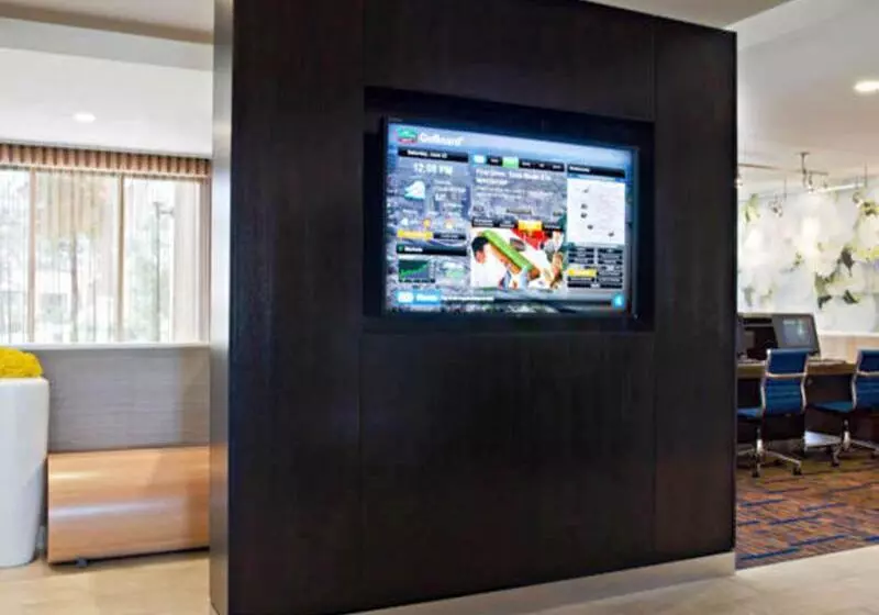 Отель Courtyard St. Louis Westport Plaza