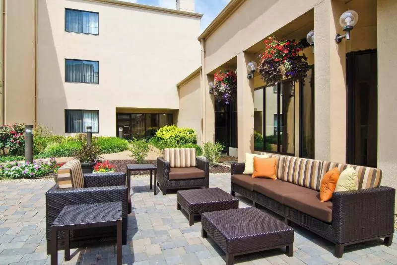 Отель Courtyard St. Louis Westport Plaza