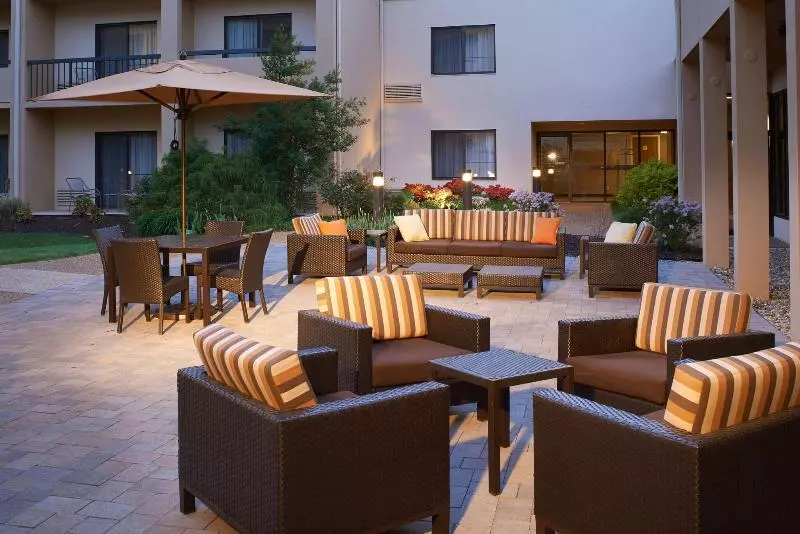 Отель Courtyard St. Louis Westport Plaza