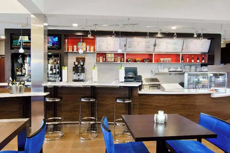 Отель Courtyard St. Louis Westport Plaza