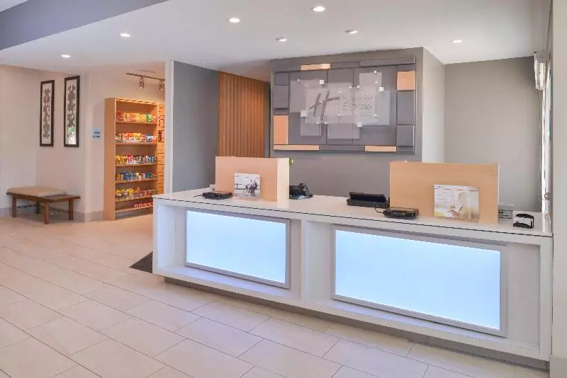 ホテル Holiday Inn Express & Suites   Omaha   120th And Maple, An Ihg