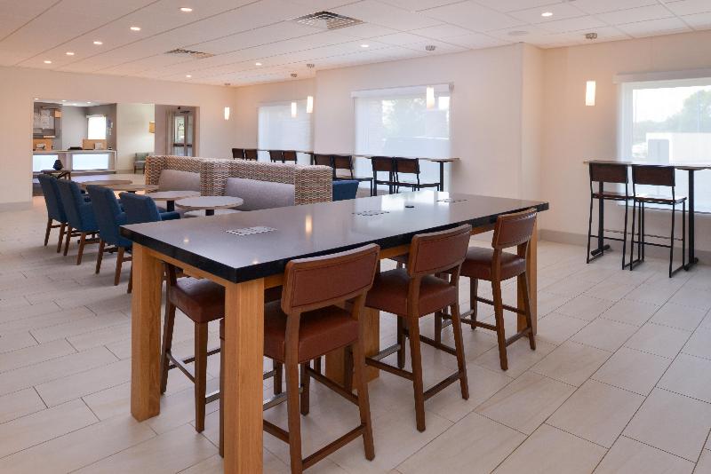 هتل Holiday Inn Express & Suites Omaha 120th And Maple, An Ihg