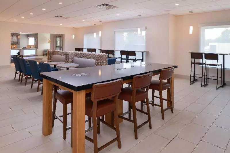 ホテル Holiday Inn Express & Suites   Omaha   120th And Maple, An Ihg