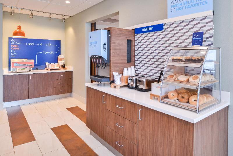 هتل Holiday Inn Express & Suites Omaha 120th And Maple, An Ihg