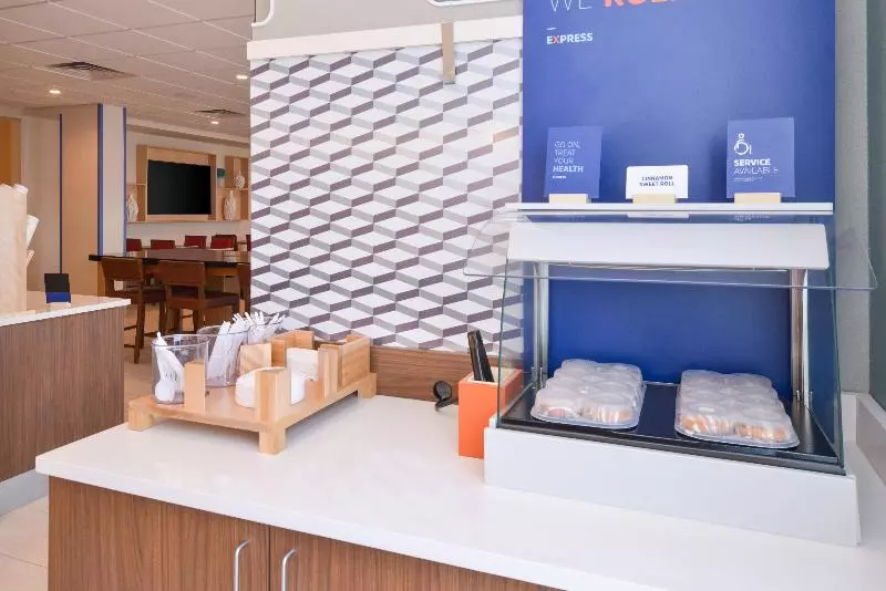 ホテル Holiday Inn Express & Suites   Omaha   120th And Maple, An Ihg