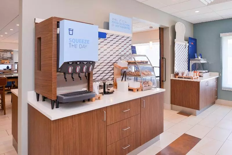 ホテル Holiday Inn Express & Suites   Omaha   120th And Maple, An Ihg