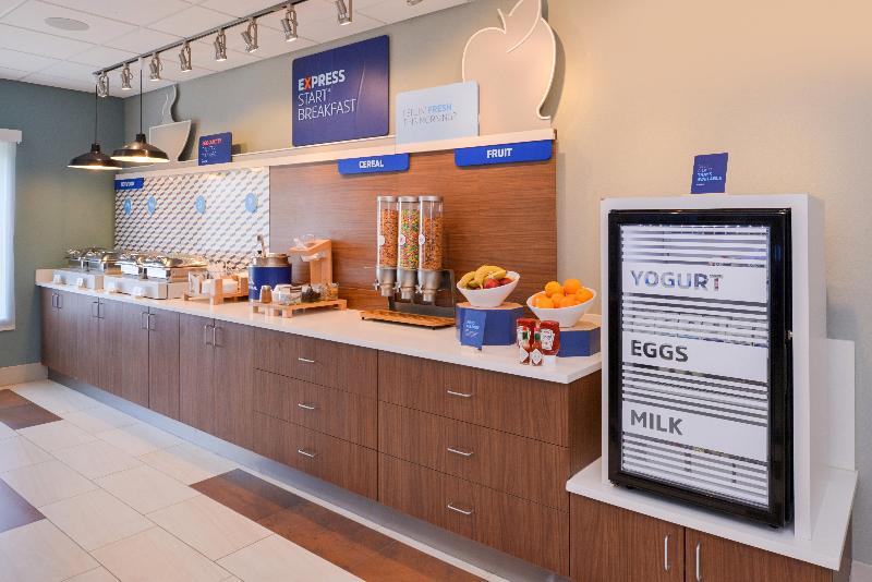 هتل Holiday Inn Express & Suites Omaha 120th And Maple, An Ihg