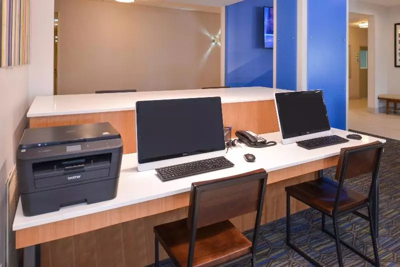 ホテル Holiday Inn Express & Suites   Omaha   120th And Maple, An Ihg