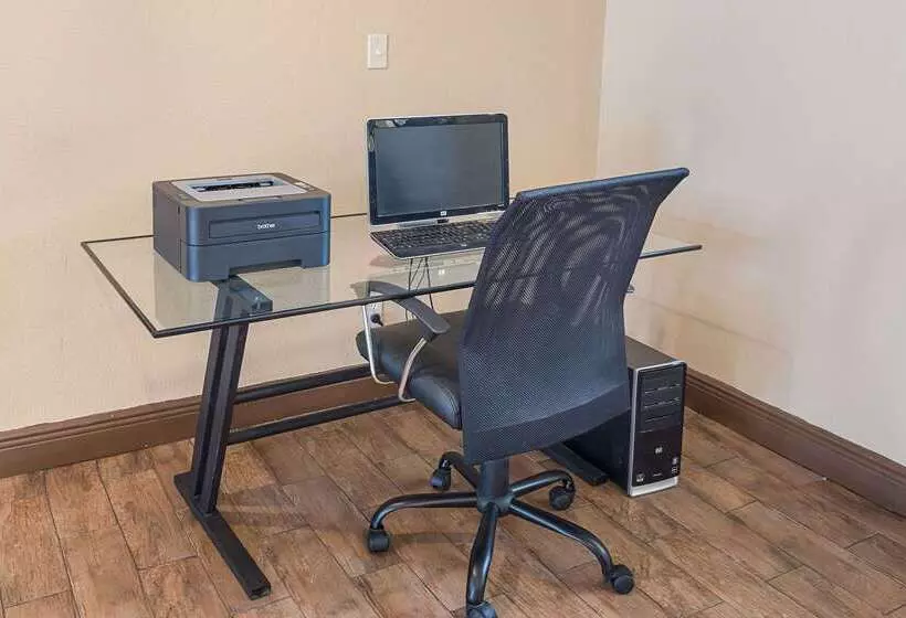 Отель Quality Suites