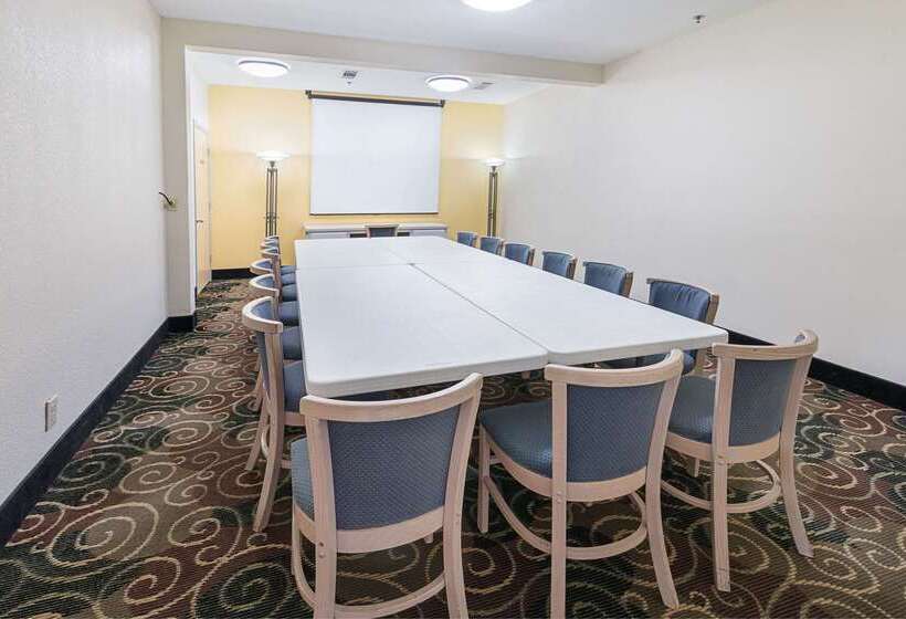 Отель Quality Suites