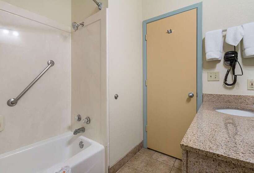 Отель Quality Suites