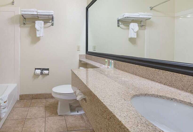 Отель Quality Suites