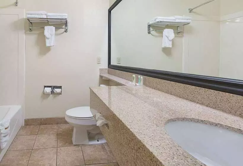 Отель Quality Suites