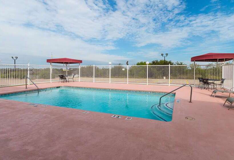 Отель Quality Suites