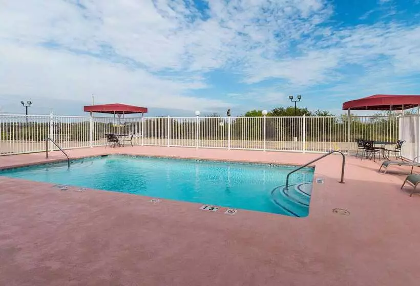 Отель Quality Suites