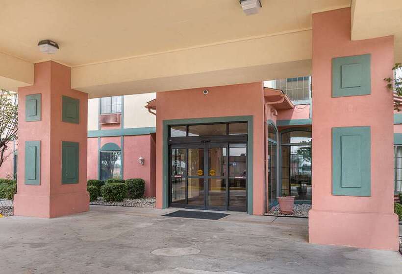 Отель Quality Suites