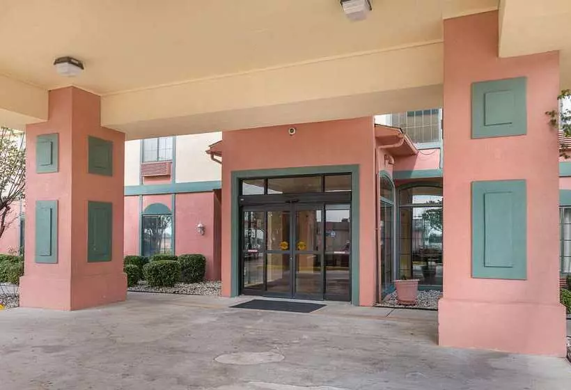 Отель Quality Suites