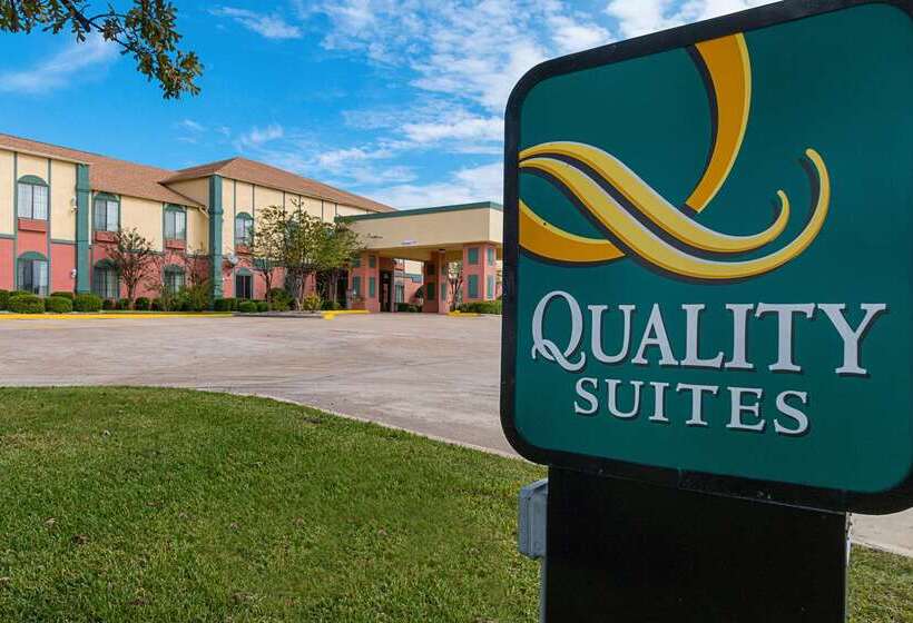 Отель Quality Suites
