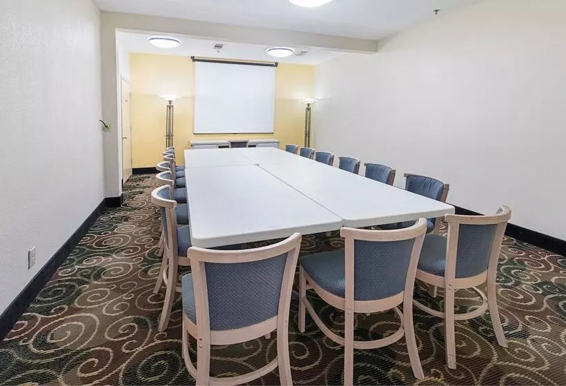 Отель Quality Suites