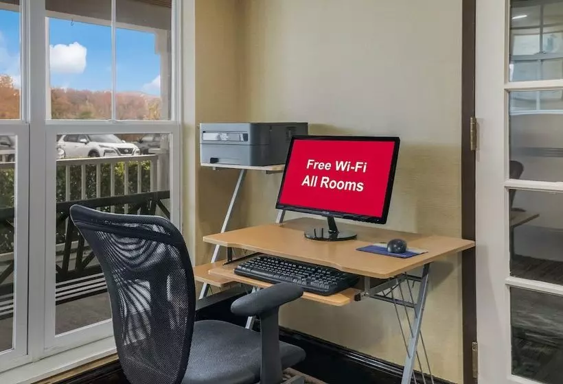 Отель Red Roof Inn & Suites Knoxville East