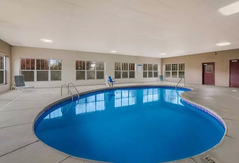 Отель Red Roof Inn & Suites Knoxville East