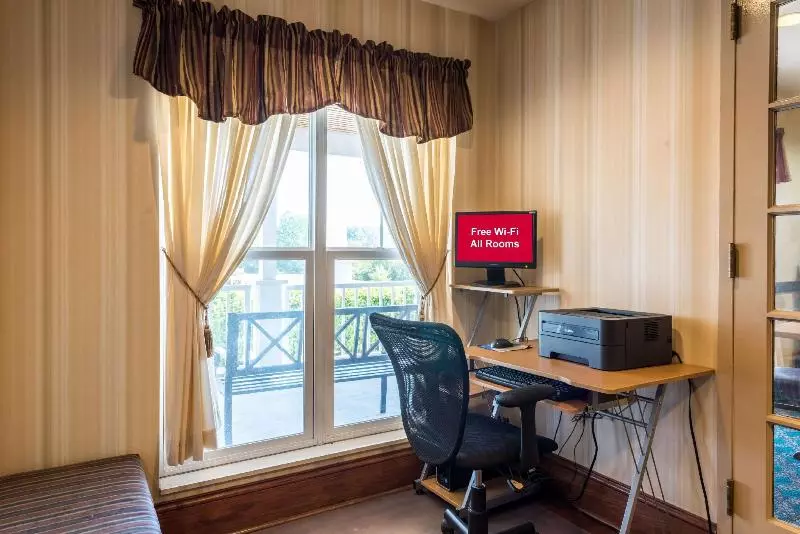 Отель Red Roof Inn & Suites Knoxville East