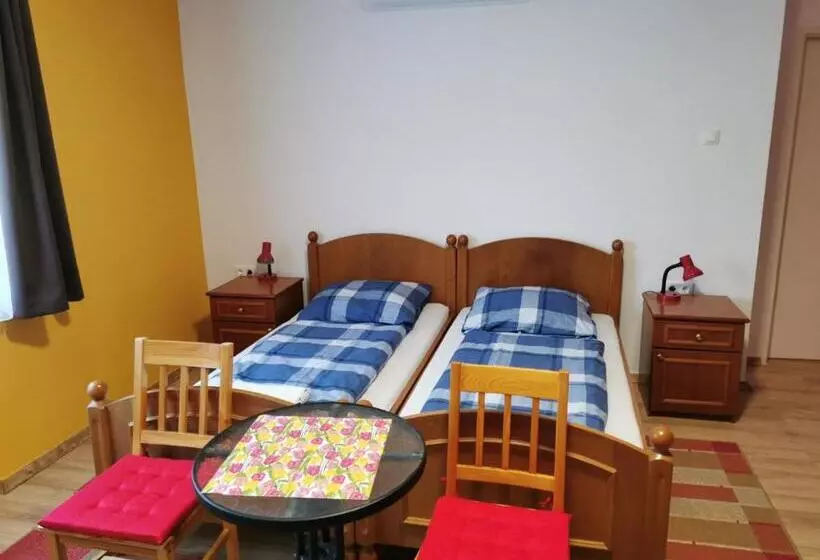 ペンション Glázer Szállás