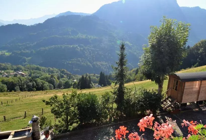 Majatalo Les Chambres Et Roulottes Des Noisetiers