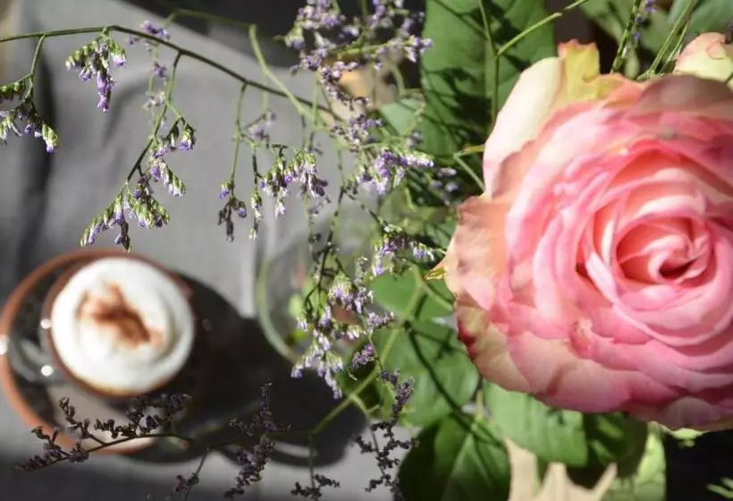 Majatalo Les Chambres Et Roulottes Des Noisetiers