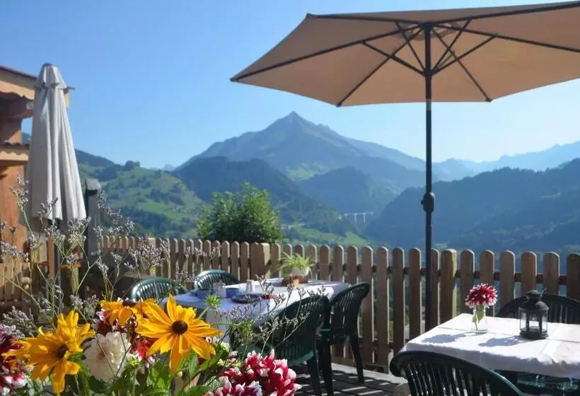 Majatalo Les Chambres Et Roulottes Des Noisetiers