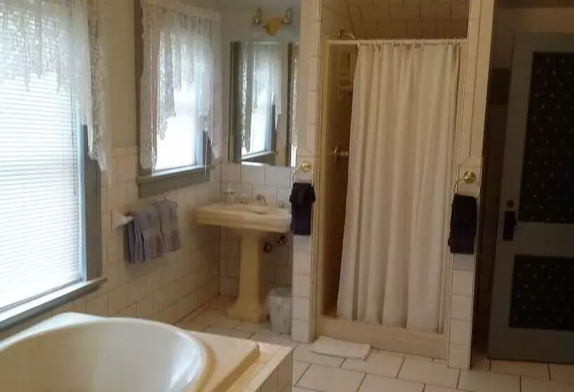 酒店 Chestnut Charm Bed & Breakfast