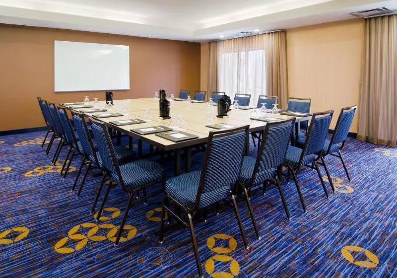 فندق Courtyard St. Louis Airport/earth City