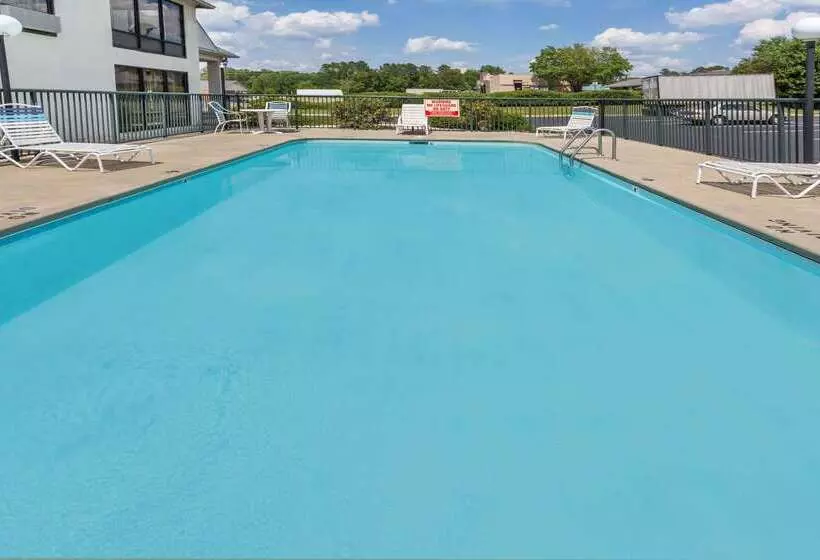 호텔 Days Inn By Wyndham Sanford