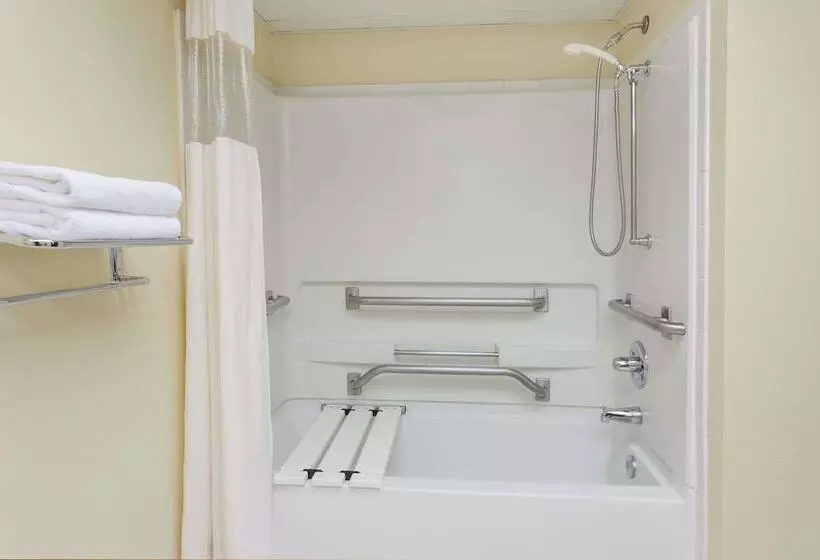 호텔 Days Inn By Wyndham Sanford