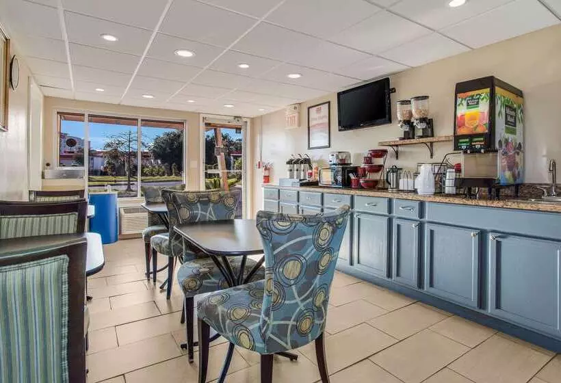 ホテル Econo Lodge Coliseum