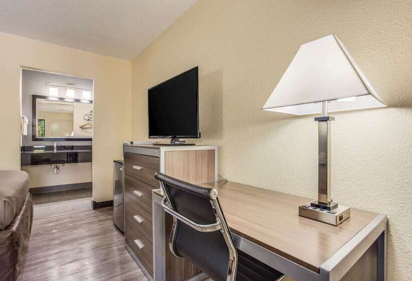 فندق Econo Lodge Coliseum