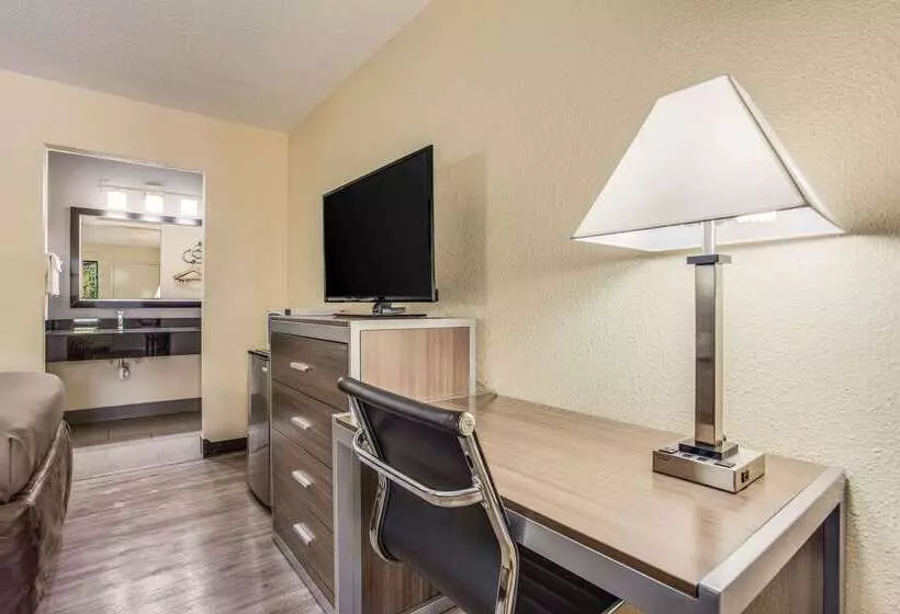 ホテル Econo Lodge Coliseum