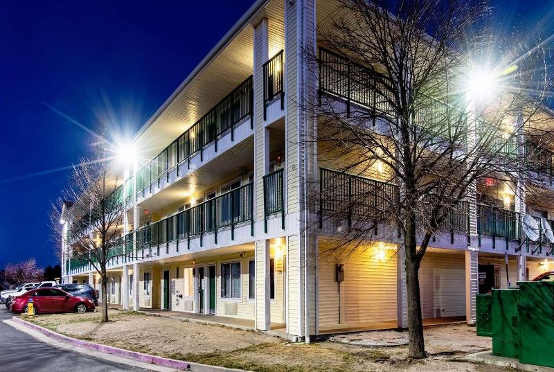 ホテル Hometowne Studios By Red Roof Colorado Springs Airport