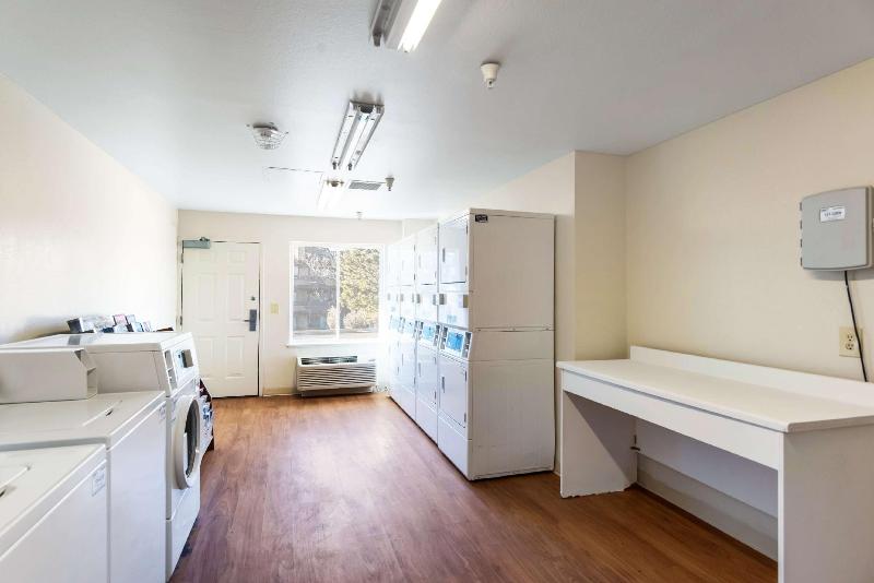 ホテル Hometowne Studios By Red Roof Colorado Springs Airport