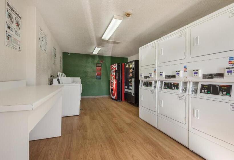 Отель Hometowne Studios By Red Roof Dallas   Mesquite