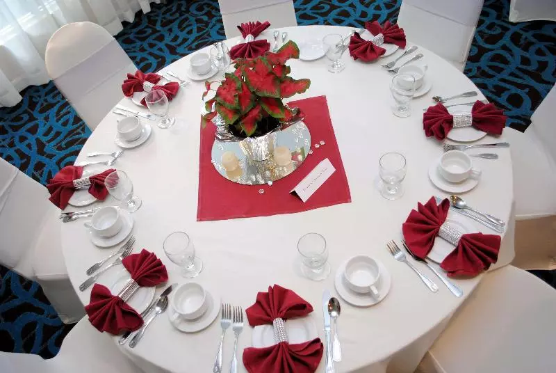 Отель Doubletree By Hilton Chatsworth