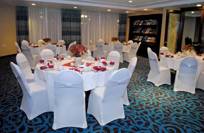 Отель Doubletree By Hilton Chatsworth