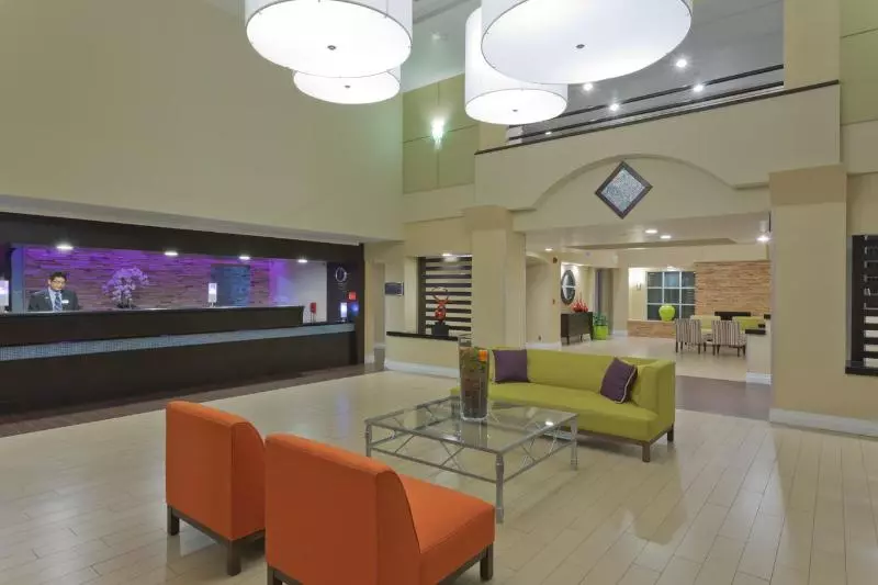 Отель Doubletree By Hilton Chatsworth