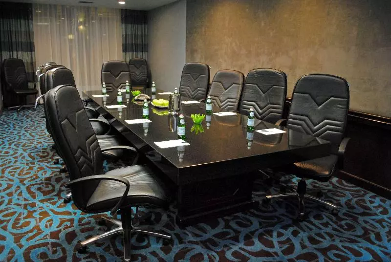 Отель Doubletree By Hilton Chatsworth