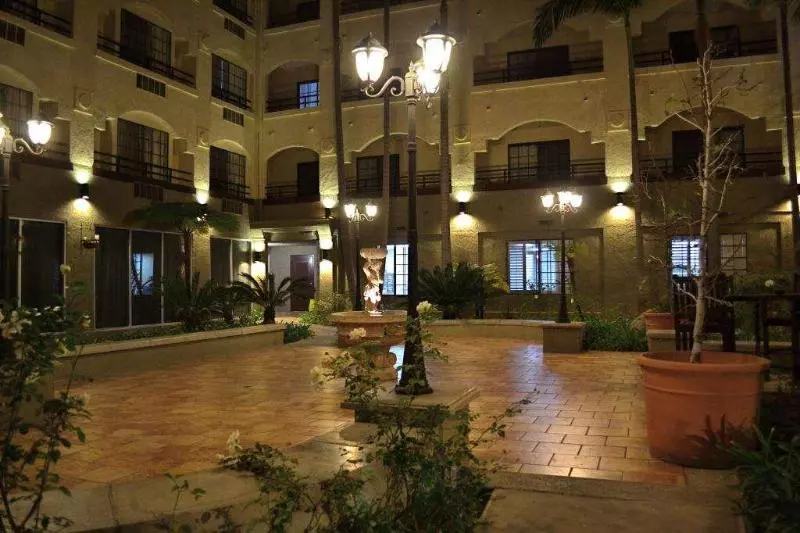 Отель Doubletree By Hilton Chatsworth