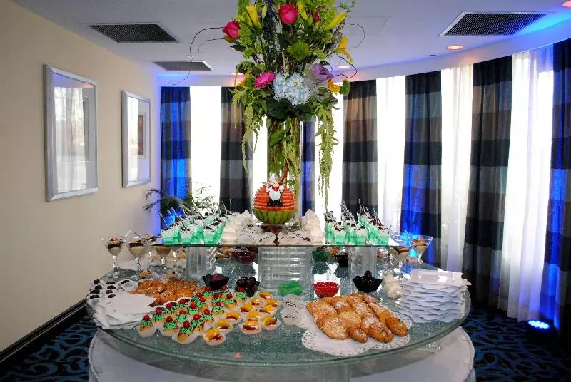 Отель Doubletree By Hilton Chatsworth